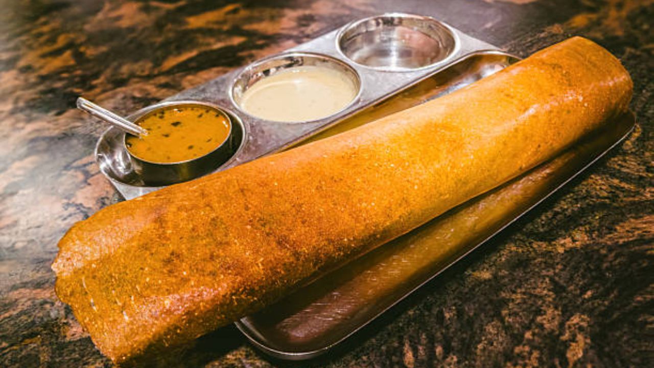 आंबवलेले पदार्थ खायचा कंटाळा आला असेल तर सोप्या पद्धतीमध्ये सकाळच्या नाश्त्यात बनवा मसूर डाळीचा कुरकुरीत डोसा