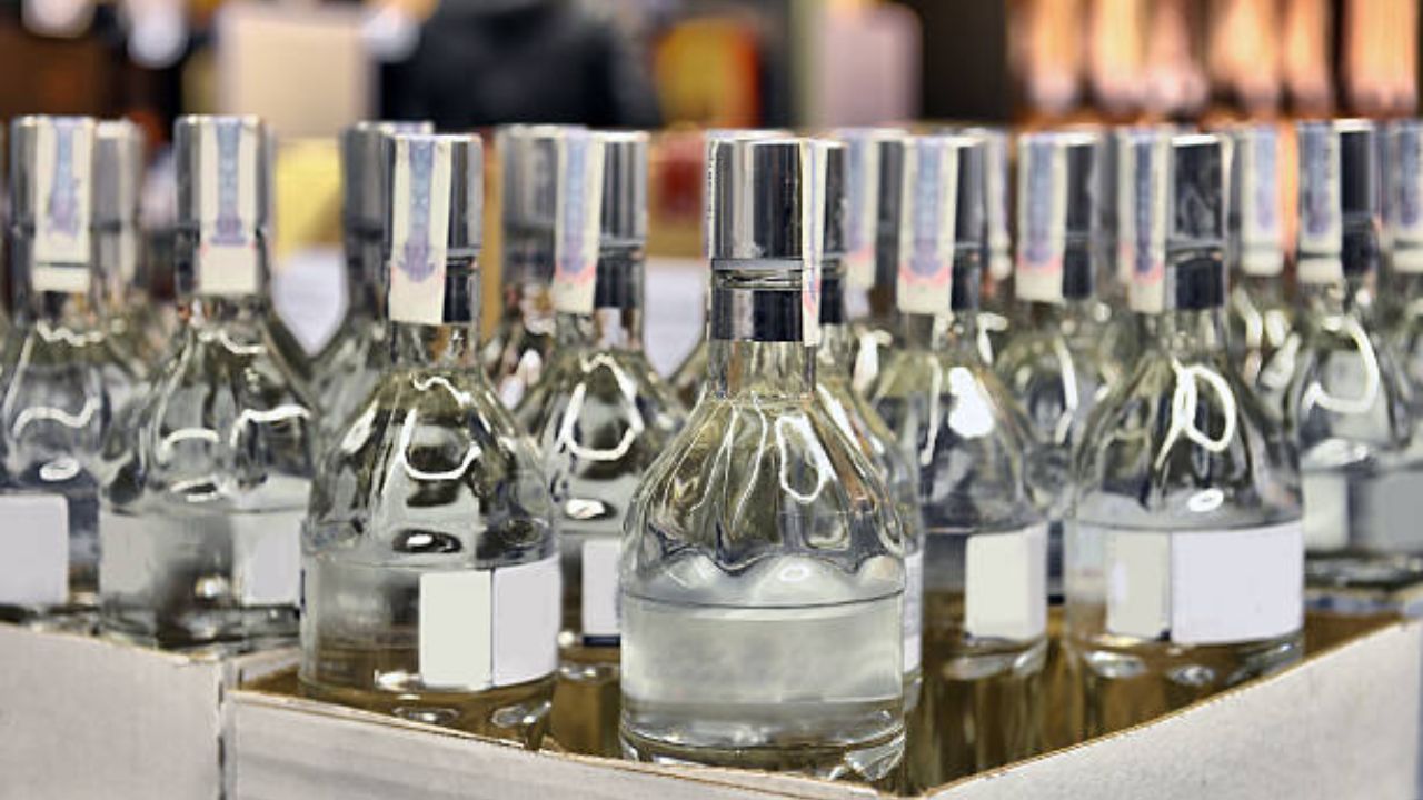 व्होडका तयार करताना स्टार्च आणि साखर समृद्ध असलेल्या नैसर्गिक पदार्थांचा वापर केला जातो.  तीन ते चार दिवसांची प्रक्रिया पूर्ण झाल्यानंतर अल्कोहोल तयार होते. या प्रक्रियेला डिस्टिलेशन असे म्हणतात. 