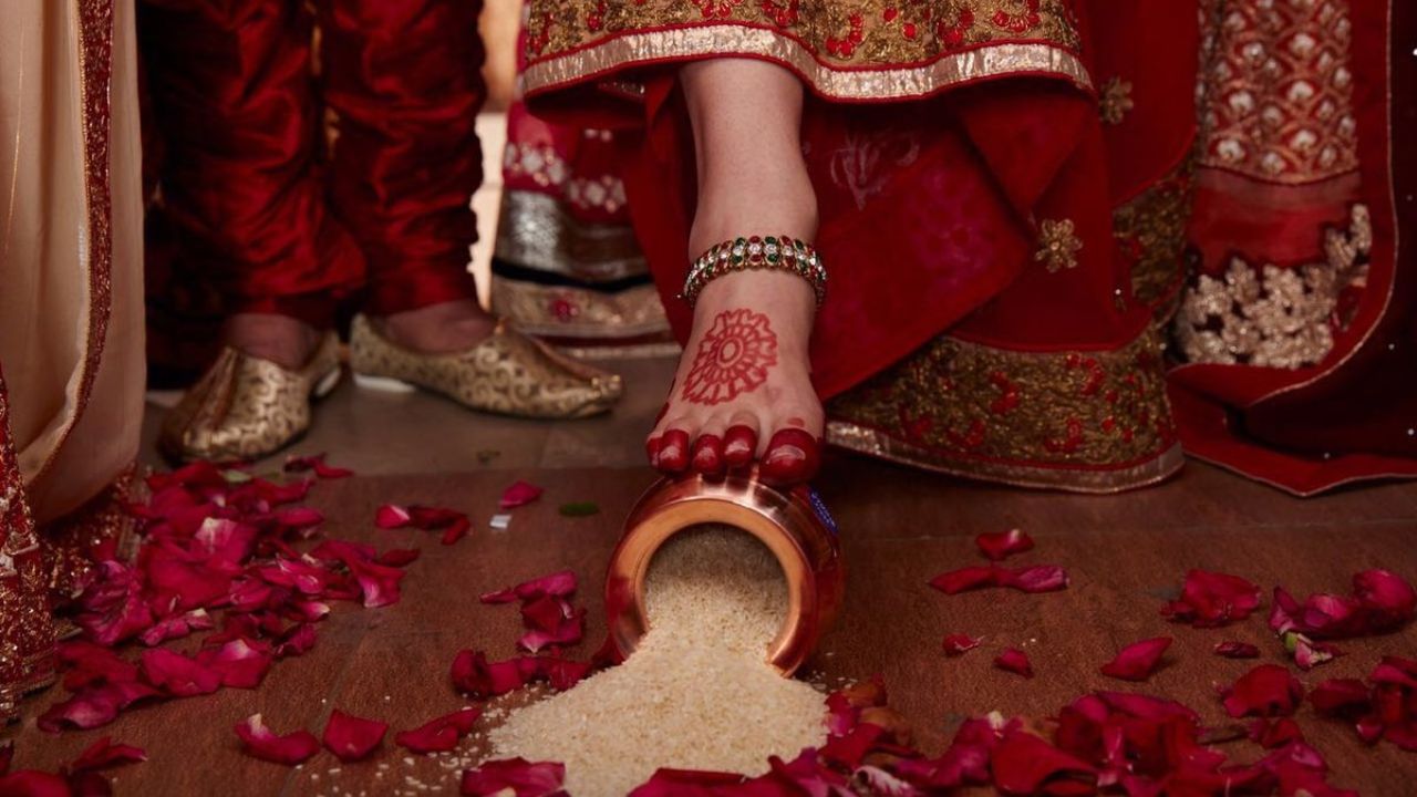 नववधू लग्नानंतर गृहप्रवेश करताना तांदळाचे माप का ओलांडते? यामागील कारण ऐकून तुम्ही व्हाल आश्चर्यचकित