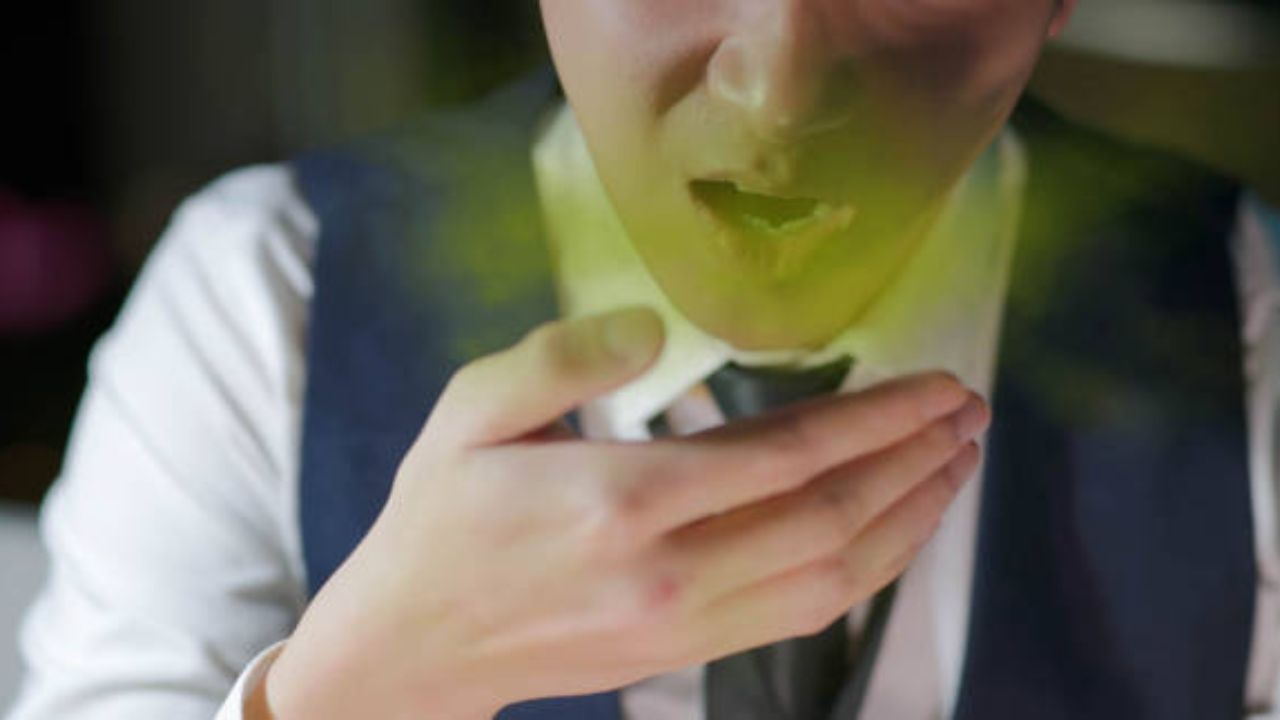 ब्रश करूनसुद्धा तोंडाला दुर्गंधीचा घाण वास येतो? ‘हे’ उपाय केल्यास निघून जाईल तोंडाची दुर्गंधी, कायमच राहाल फ्रेश