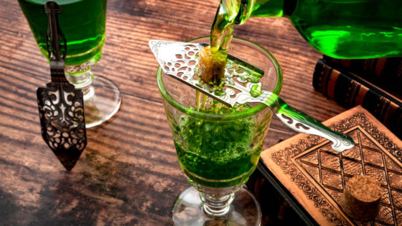 ॲब्सिन्थ ड्रिंक पिताना त्यात केवळ पाणी न मिक्स करता साखर सुद्धा टाकली जाते. वाइन एक्सपर्ट सोनल हॉलंड यांनी सांगितल्यानुसार, ॲब्सिन्थ एवढे स्ट्राँग पेय थेट पिणे शक्य नाही. त्यामुळे ग्लासवर चमचा ठेवून त्यावर साखरेचा तुकडा ठेवला जातो. त्यांनतर त्यावर थंड पाणी ओतले जाते. थंड पाणी ओतल्यानंतर ते हळूहळू विरघळते. या संपूर्ण प्रक्रियेला “लाऊझिंग” असे म्हणतात. 