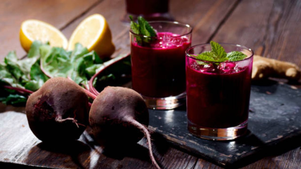 हिवाळ्याच्या दिवसांमध्ये बाजारात अनेक वेगवेगळ्या पालेभाज्या उपलब्ध असतात. त्यामुळे आठवड्यातून एकदा किंवा दोनदा पालक भाजी बनवून खावी.