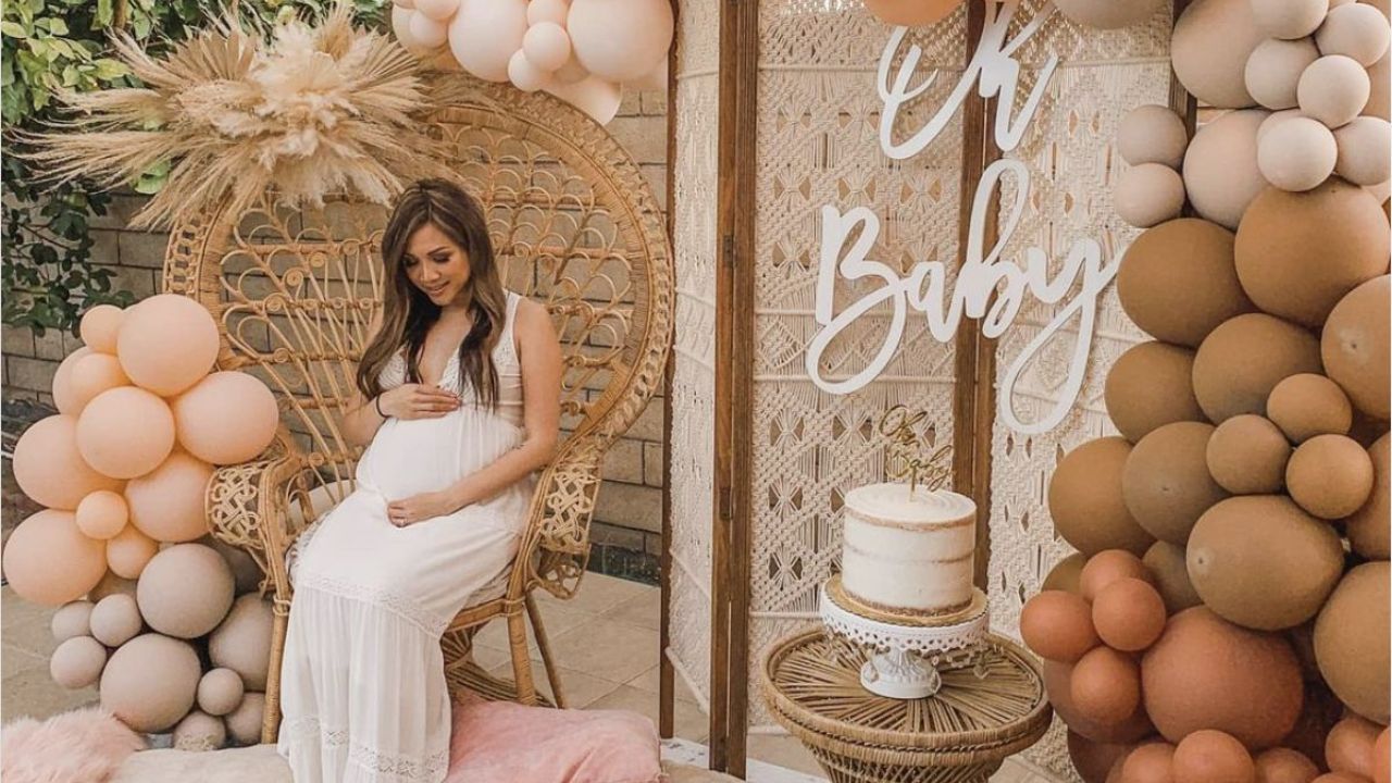 डोहाळे जेवणात गरोदर महिलेला पतीसह चंद्रावर बसवण्याची परंपरा आहे. त्यानंतर पानांफुलांनी सजवलेल्या पाळण्यात गरोदर महिलेला बसवून तिची ओटी भरली जाते आणि गोड पदार्थ खाण्यास दिला जातो.