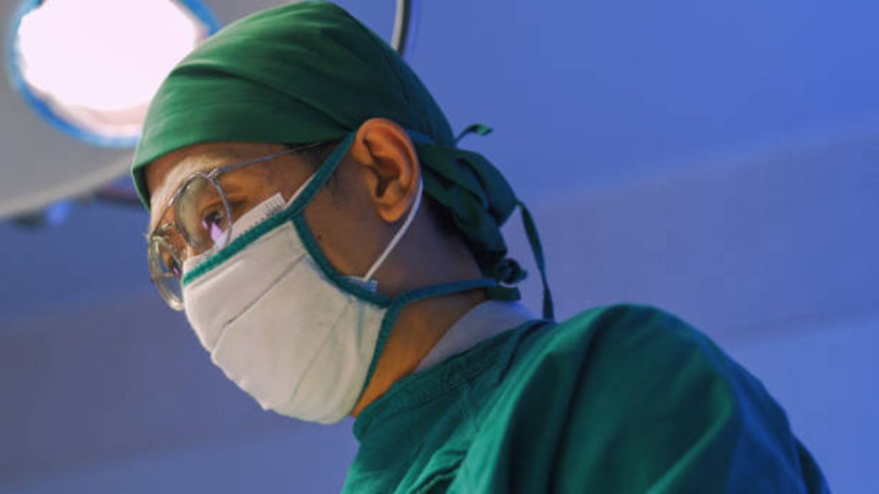 ऑपरेशन थिएटरमध्ये घातल्या जाणाऱ्या हिरव्या आणि निळ्या रंगच्या कपड्यांमागे काही वैद्यकीय कारणे आहेत. त्यामुळे डॉक्टर आणि नर्स हिरव्या रंगाचे कपडे घालतात. 