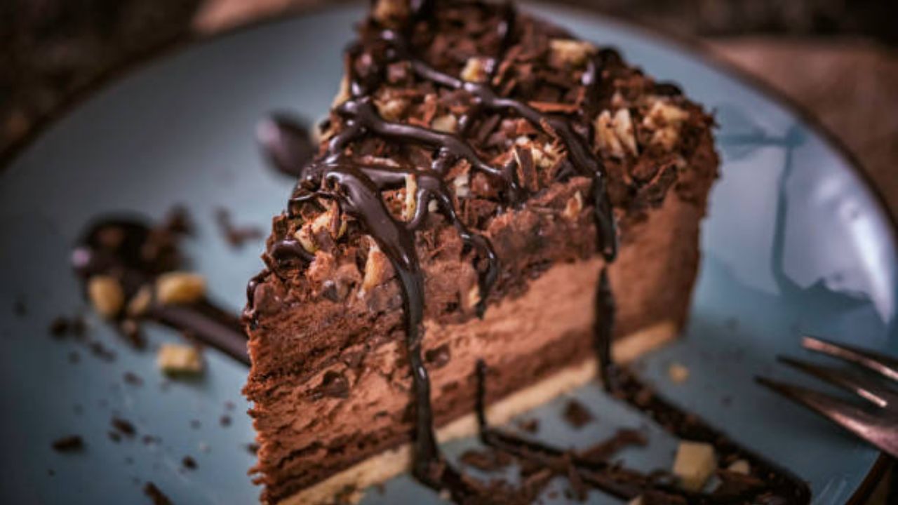 नाताळ सणाला ओव्हन आणि अंड्याचा वापर न करता झटपट बनवा स्वादिष्ट चॉकलेट केक, लहान मुलांसह मोठ्यांना आवडेल पदार्थ