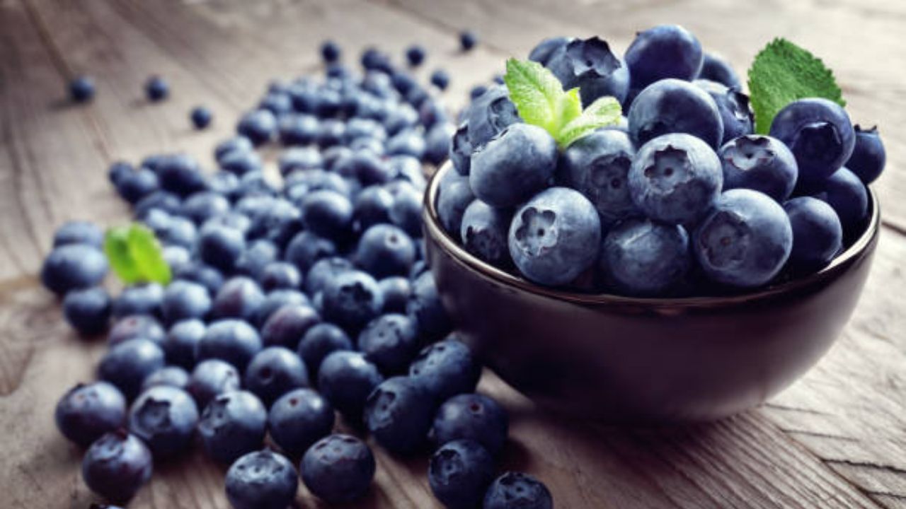 स्ट्रॉबेरी, ब्लूबेरी आणि रास्पबेरी इत्यादी बेरिजमध्ये खूप जास्त फायबर आणि विटामिन सी असते. यामुळे आतड्यांमधील मल मऊ होऊन सहज बाहेर पडून जातो. यामध्ये असलेल्या अँटिऑक्सिडंट्समुळे शरीर आतून स्वच्छ होते. 