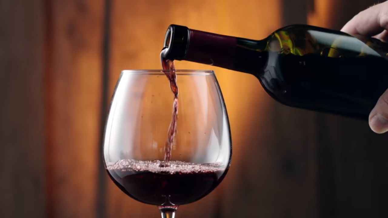 वाईनचा वास बदलल्यानंतर ती पूर्णपणे खराब होऊन जाते. ताज्या वाईनमधून फ्रुटीसारखा वास येतो आणि वाईनची चव सुद्धा चांगली लागते.