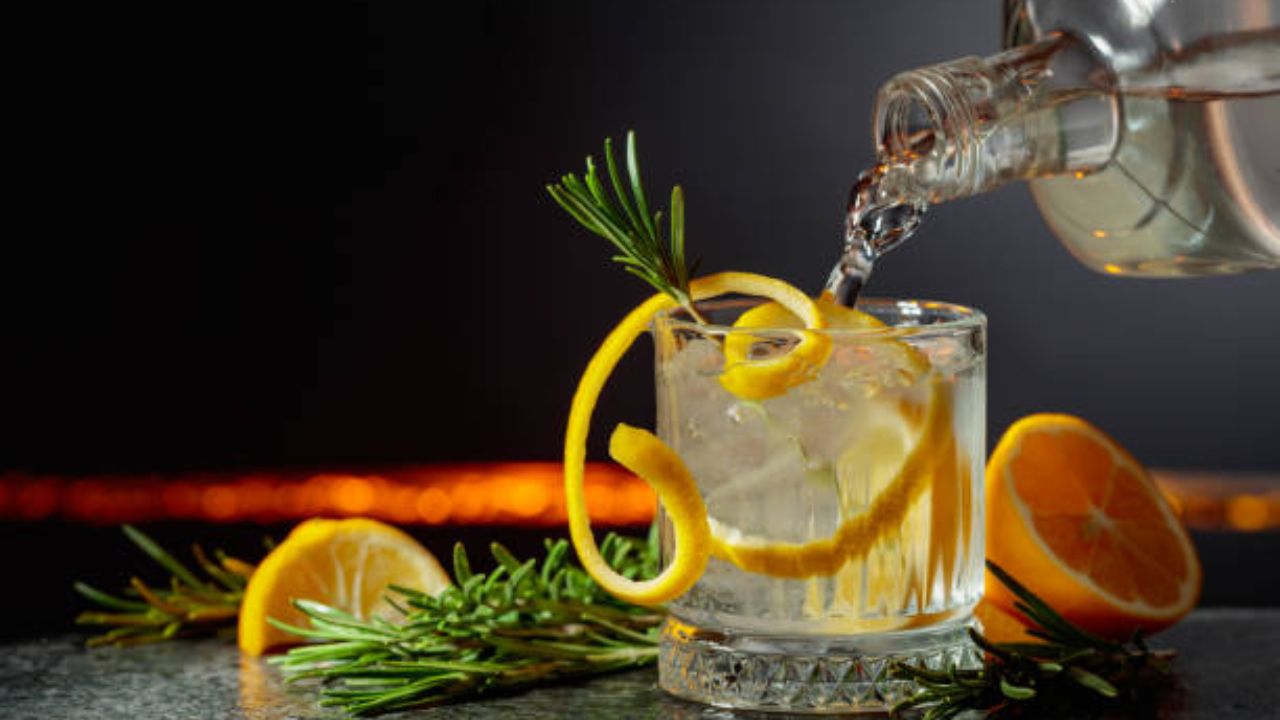 व्होडक्याची तीव्रता संतुलित करण्यासाठी त्यात एक विशिष्ट प्रकारचे पाणी मिक्स केले जाते. बाजारातील मोठ्या ब्रॅण्डच्या यादीमध्ये कायमच व्होडक्याचे नाव घेतले जाते. स्टोलिचनाया हा व्होडक्याचा आयकॉनिक ब्रँड आहे. ज्याची 750 एमएलची किंमत सुमारे 1,500 रुपये इतकी आहे. 