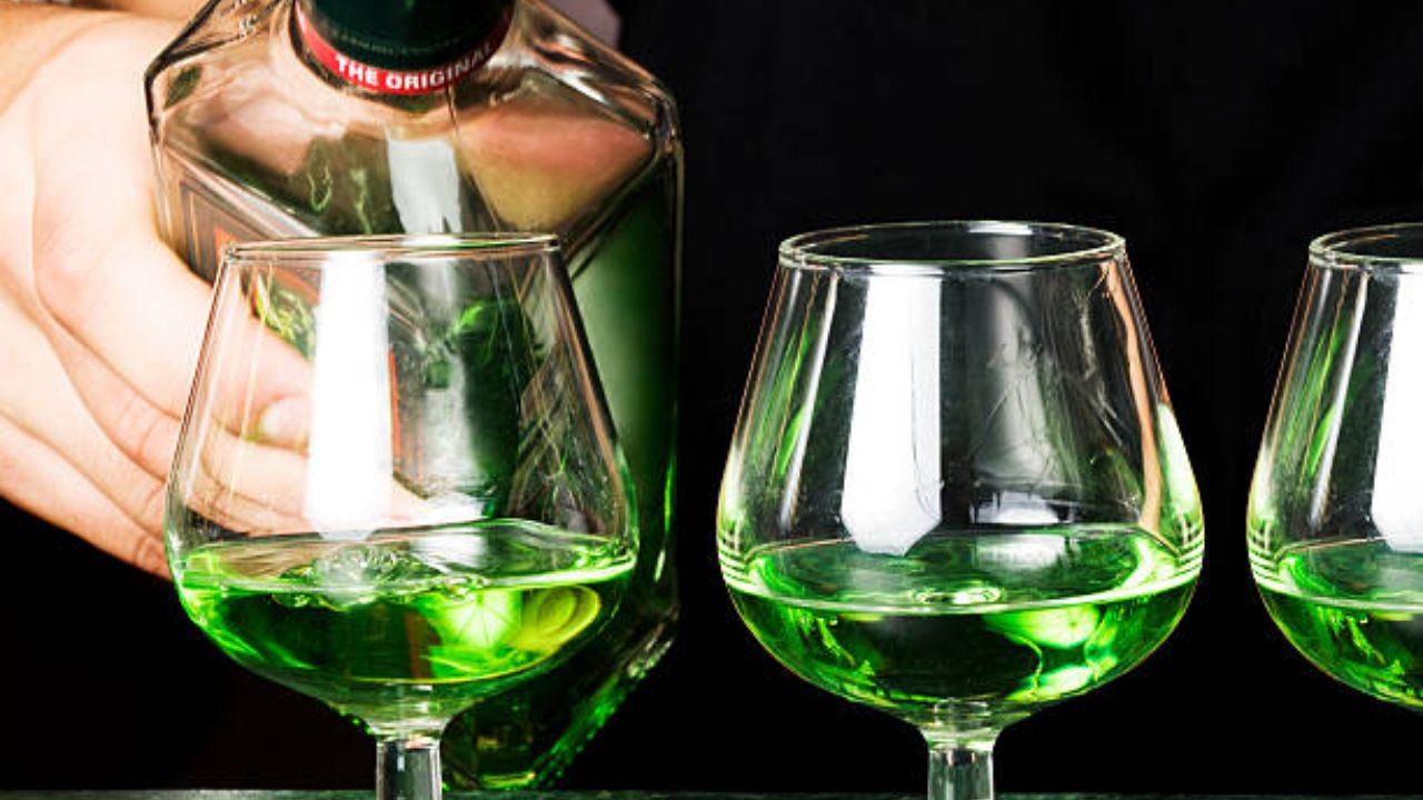 ॲब्सिन्थ ड्रिंक पाणी न टाकता प्यायल्यास ती खूप जास्त चढते. यामुळे शरीरसंबंधित कोणतीही गंभीर समस्या उद्भवू शकते. त्यामुळे ॲब्सिन्थ पिण्याआधी त्यात पाणी आणि साखर मिक्स करून प्यावी. 