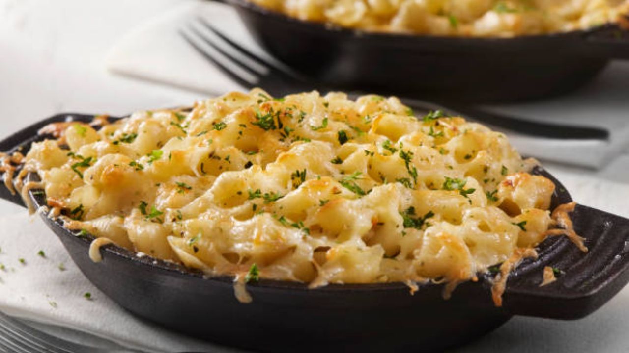 संध्याकाळच्या नाश्त्यासाठी बनवा लहान मुलांच्या आवडीचा Cheese White Sauce Pasta, नोट करून घ्या रेसिपी