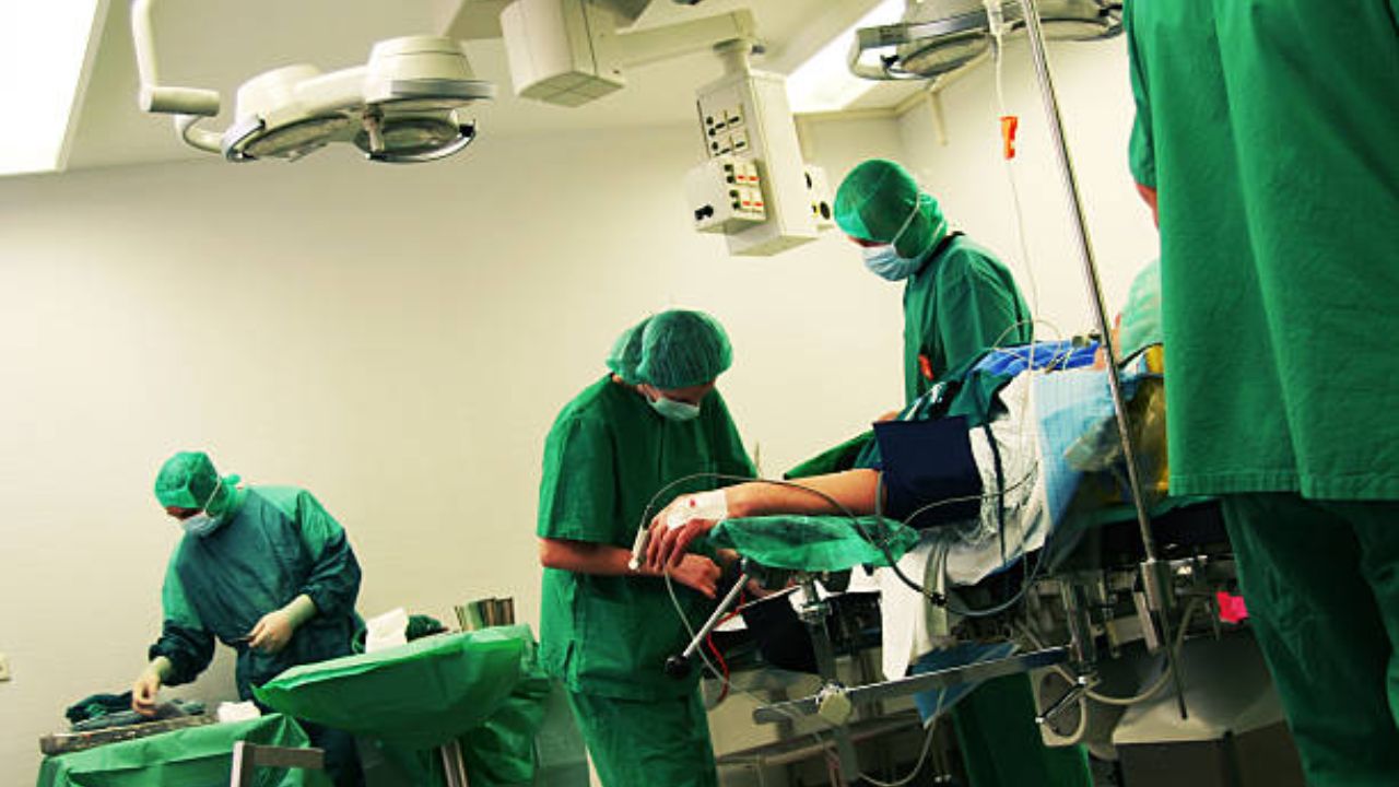 २० शतकापर्यंत पांढरा रंग हा स्वच्छता आणि पवित्रतेचे प्रतिक मानला जायचा. त्यामुळे सर्व डॉक्टर ऑपरेशन करताना पांढऱ्या रंगाचे कपडे परिधान करायचे. 