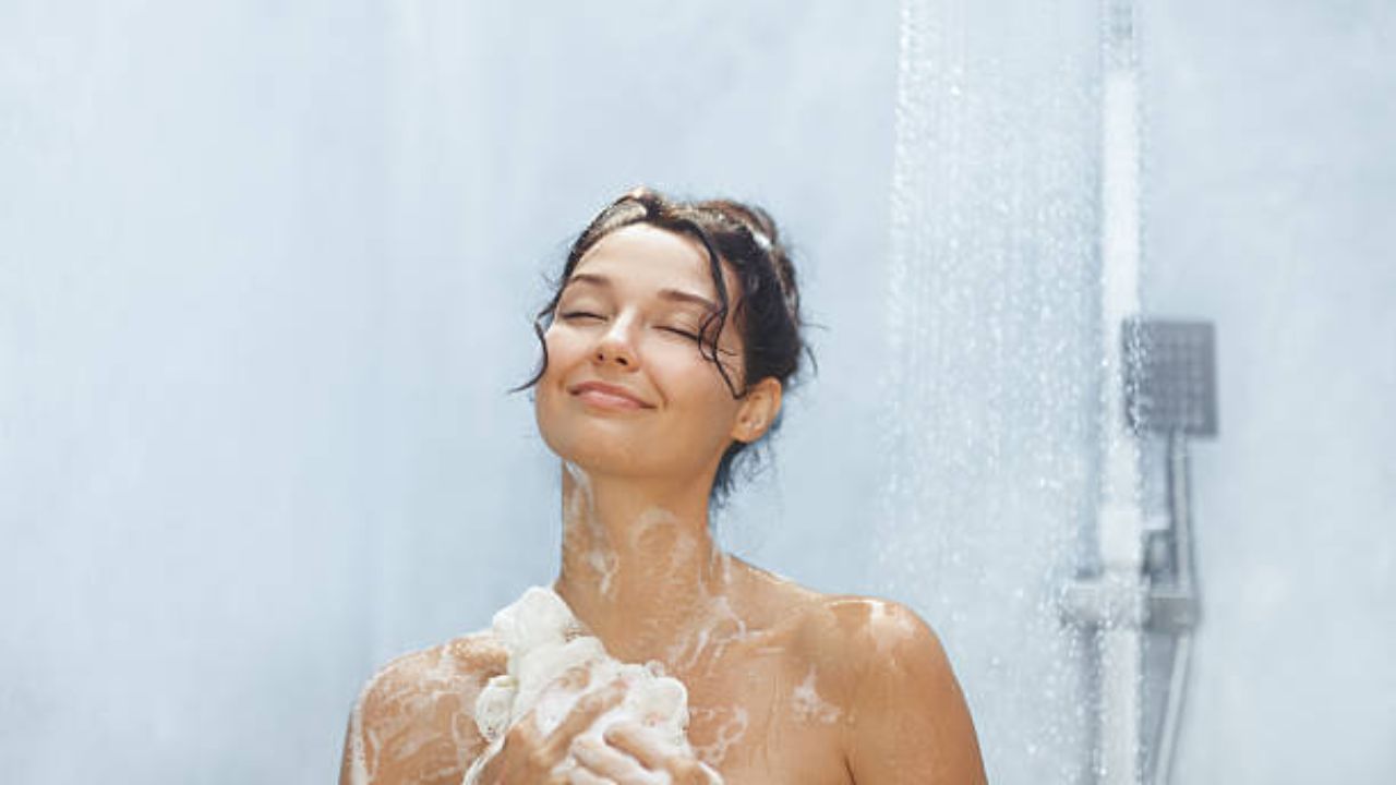 वाढत्या थंडीत रोज अंघोळ करावी का? रिसर्चमध्ये करण्यात आला आश्चर्यकारक खुलासा, कारण वाचून व्हाल आनंदी