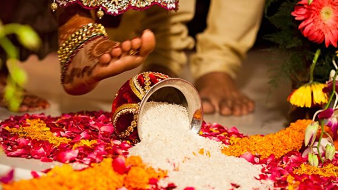 गृहप्रवेश हा केवळ विधी नसून घराची गृहलक्ष्मी म्हणून सन्मानित करण्याचा प्रयत्न असतो. नववधू समृद्धी आणि शुभतेचा स्रोत असते. 