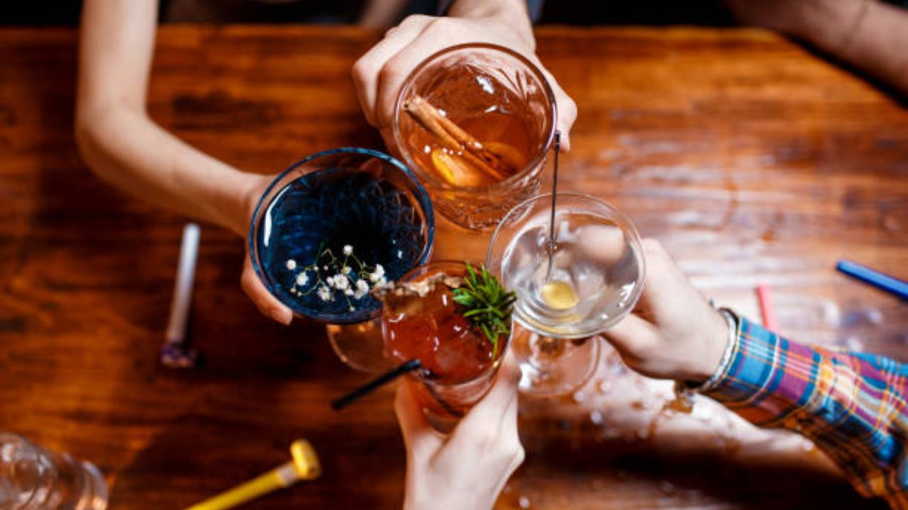 दिवसभरात सतत दारूचे सेवन केल्यास लिव्हर आणि पोटाच्या आरोग्यावर परिणाम होण्याची शक्यता असते. लिव्हर कॅन्सर, आतड्यांचा कॅन्सर होऊ शकतो .