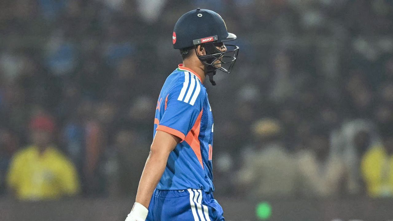 शुभमन गिलचा प्लाॅप शो सुरुच! संजू – यशस्वीची जागा घेऊन सलग 14 सामन्यामध्ये खराब कामगिरी, पहा आकडेवारी