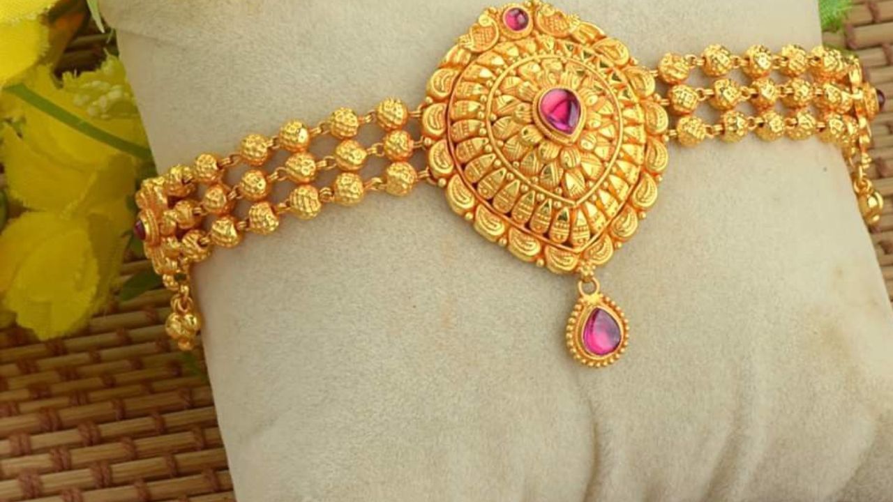 नऊवारी साडी नेसल्यानंतर त्यावर सोन्याचे दागिने प्रामुख्याने घातले जातात.त्यामुळे साडीवरील लुकची शोभा वाढवण्यासाठी दंडामध्ये तुम्ही बाजूबंद परिधान करू शकता.