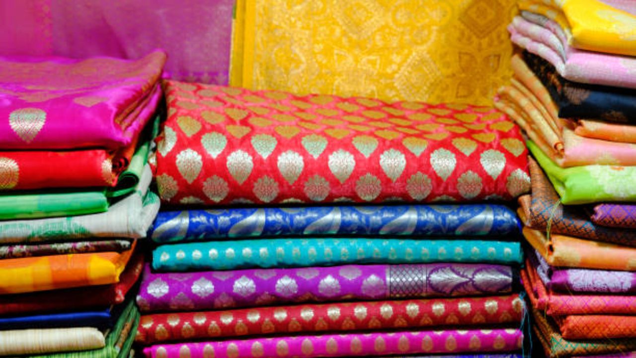 पूर्वीच्या काळापासून ते आत्तापर्यंत सर्वच महिला कोणत्याही कार्यक्रमात जाताना साडी नेसून जातात. साडीमुळे लुक अतिशय खुलून दिसतो. 