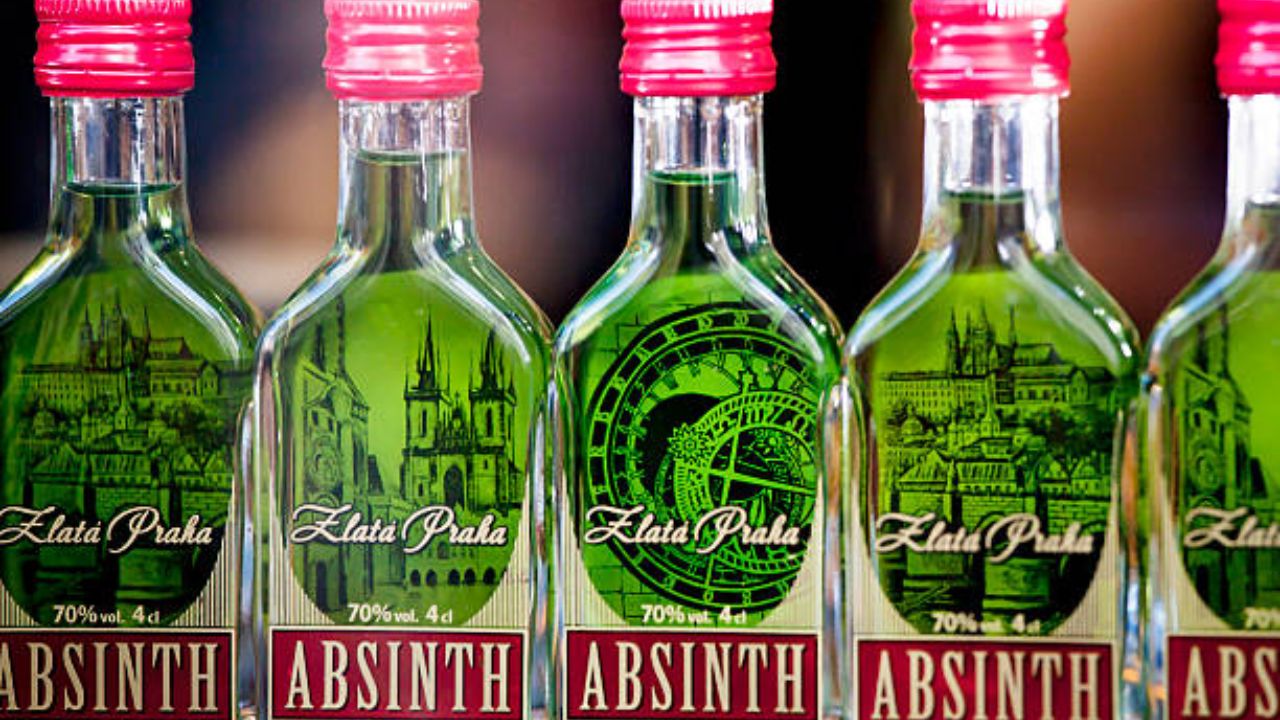 Absinthe Drink: ‘हे’ आहे जगातील सगळ्यात स्ट्राँग अल्कोहोलिक ड्रिंक, व्हिस्की- टकिला यापुढे ठरेल फेल