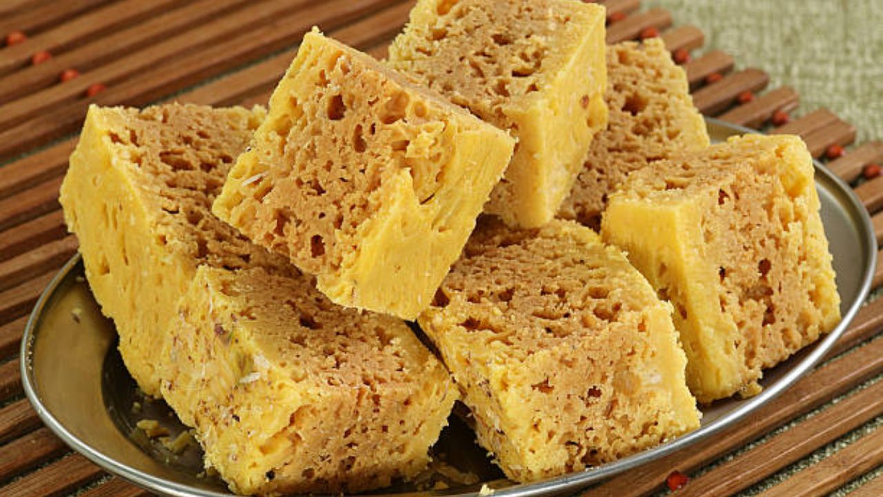 म्हैसूर पाक हा चणाडाळ, तूप आणि साखरेपासून बनवला जातो. याशिवाय त्यात केशराची सुंदर चव लागते. घरातील शुभ प्रसंगी गोड पदार्थांमध्ये मैसूर पाक आवडीने आणला जातो.   