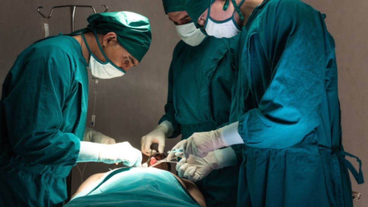 1914 सालानंतर ऑपरेशन करताना पांढऱ्या कपड्यांवर रक्त लागते, ज्यामुळे डोळ्यांना त्रास होतो. त्यामुळे हळूहळू ऑपरेशन थिएटरमध्ये पांढऱ्या रंगाचे कपडे घालणे बंद झाले. 