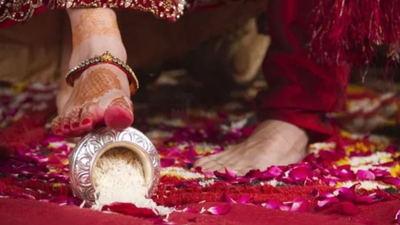 नववधूच्या आगमनामुळे घरात सकारात्मक ऊर्जा आणि संपूर्णतेचे एक सुंदर शुभ प्रतीक मानले जाते. हिंदू संस्कृतीत केलेल्या जाणाऱ्या प्रत्येक विधीला विशेष महत्व आहे. 