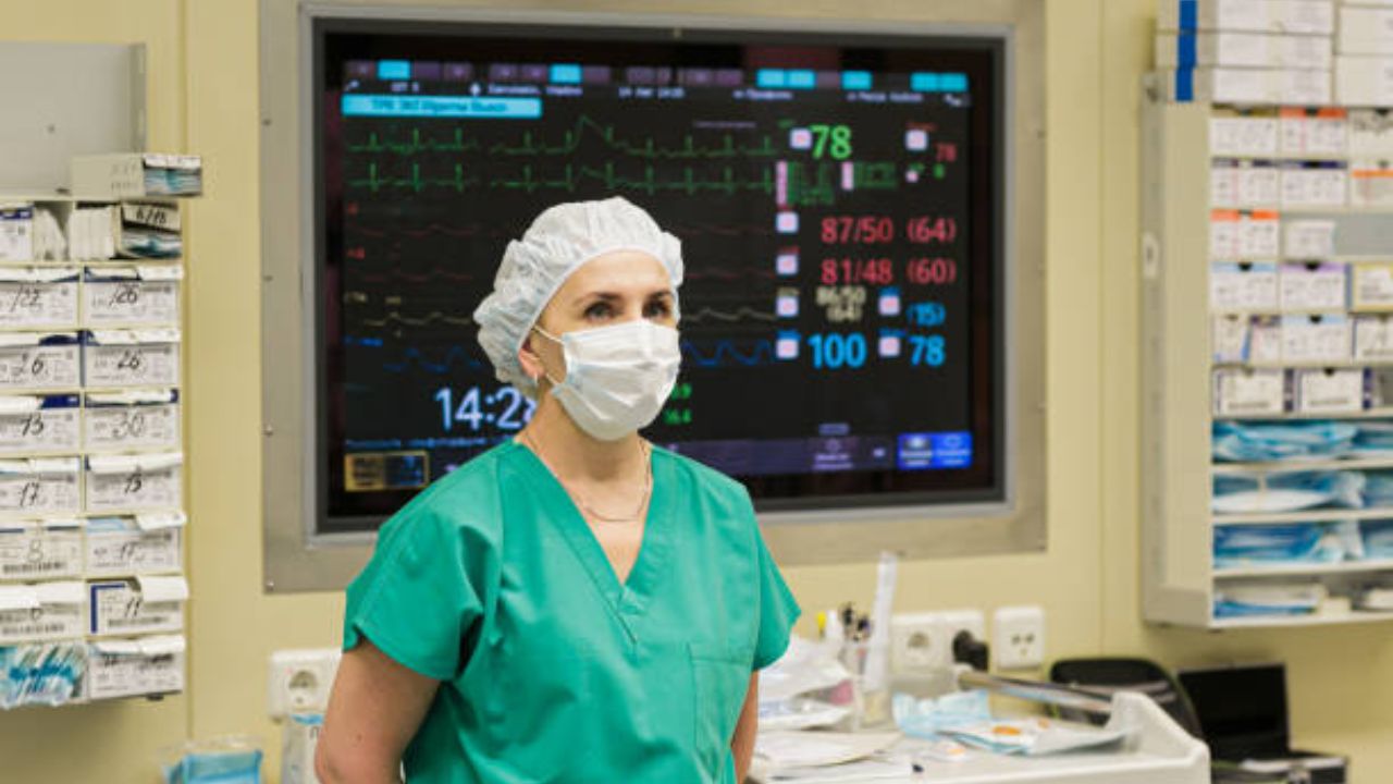 कपड्यांवर सडलेल्या लाल रंगाच्या रक्ताकडे सतत पाहिल्यानंतर मानवी डोळ्यांना कलर फटीगचा त्रास सुरु होतो. ऑपरेशन करताना रुग्णांच्या शरीरातून सतत रक्त वाहते. त्यामुळे पांढऱ्या रंगाचे कपडे घालण्याऐवजी हिरव्या किंवा निळ्या रंगचे कपडे परिधान केले जायचे. 