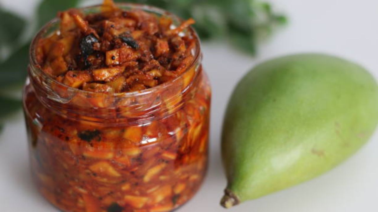 घरगुती मसाल्यांचा वापर करून बनवलेलं लोणचं चवीसोबत शरीरासाठी सुद्धा फायदेशीर आहे. जेवणाची चव वाढवण्यासाठी लोणचं खाल्लेले जाते.