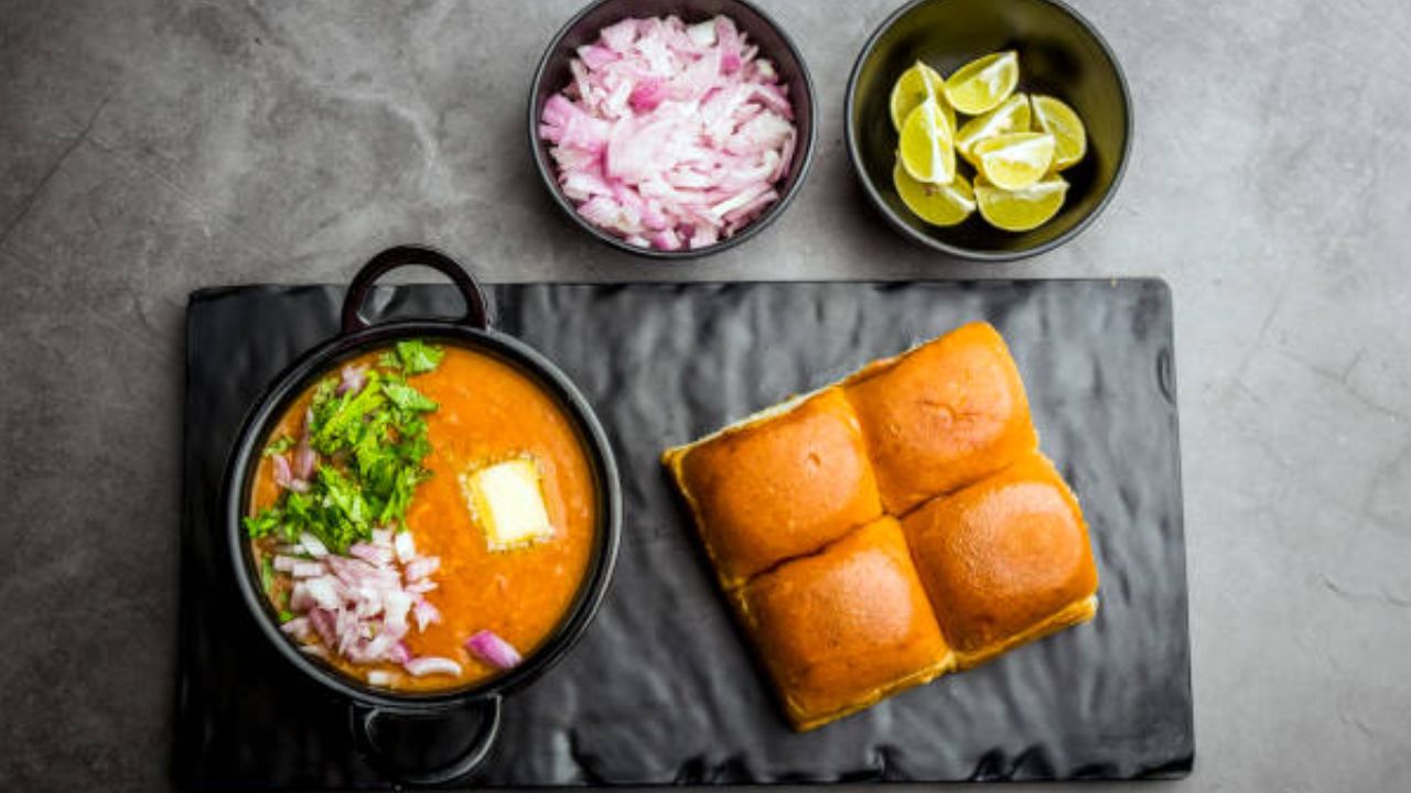 One Pot Recipe: १० मिनिटांत कुकरमध्ये बनवा स्ट्रीट स्टाईल पावभाजी, सकाळचा नाश्ता होईल आणखीनच मजेदार