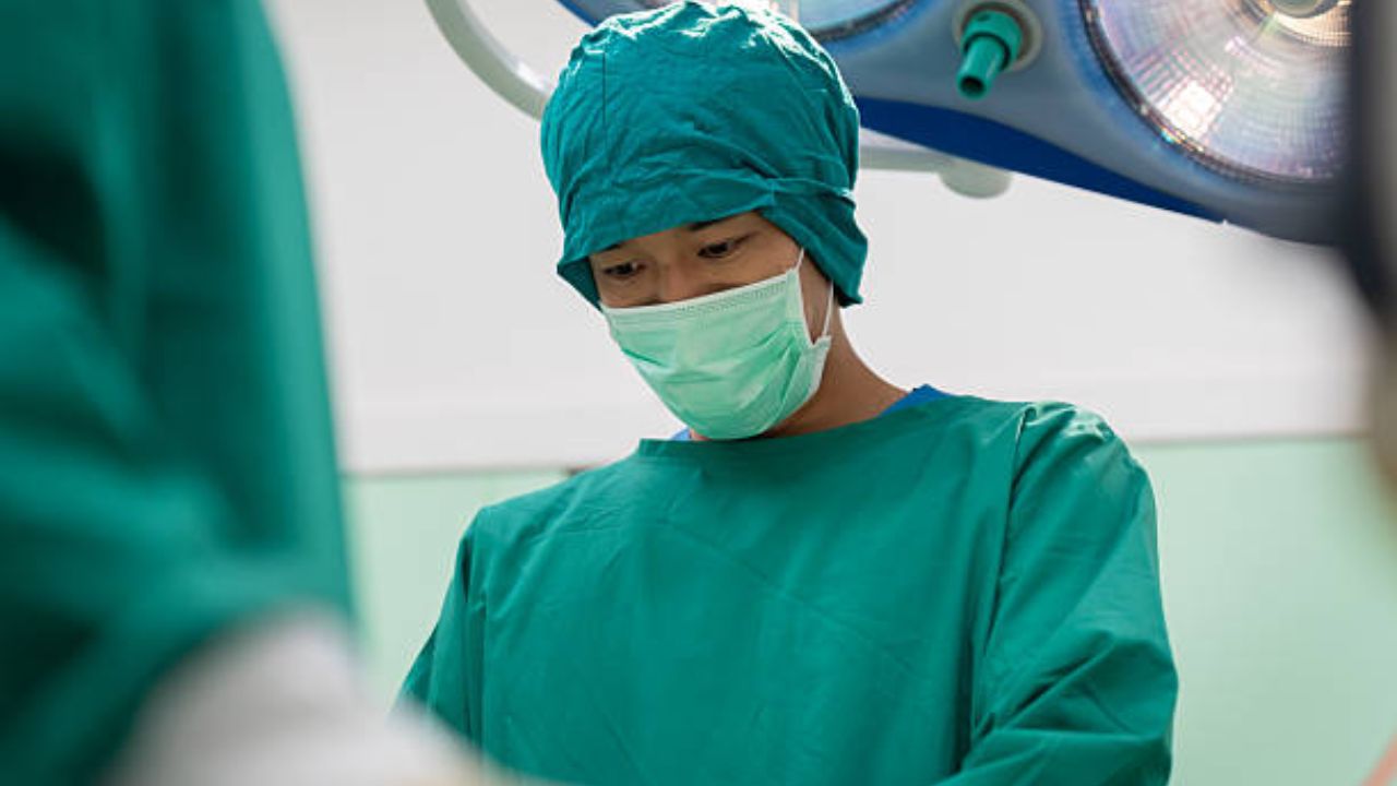 हिरवा आणि निळा रंग केवळ डोळ्यांचं नाहीतर मेंदूला सुद्धा शांत ठेवतो. हे दोन्ही रंग तणाव कमी करण्यास मदत करतात. ऑपरेशन शांतपणे पार पडण्यासाठी डॉक्टर आणि नर्स हिरव्या रंगचे कपडे घालतात. 