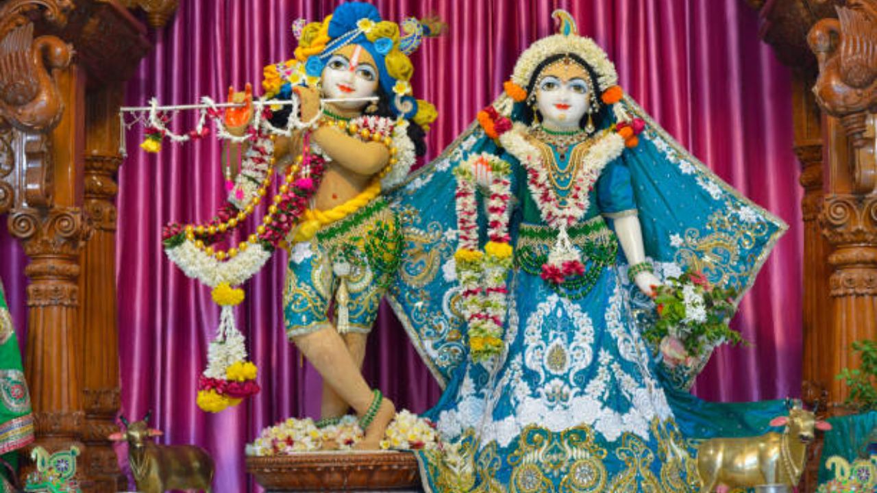 राधा कृष्णाच्या भक्तीत तल्लीन झालेली प्रत्येक व्यक्ती दरवर्षी वृंदावनमध्ये जाते. तिथे गेल्यानंतर यमुना आरती आणि गोवर्धन परिक्रमा यासारख्या धार्मिक आणि सांस्कृतिक कार्क्रमांमध्ये तुम्ही सहभागी होऊ शकता.