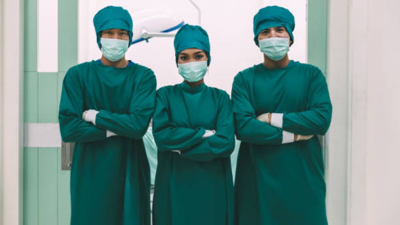 ऑपरेशन थिएटरमध्ये डॉक्टर कायमच हिरव्या रंगाचे कपडे का परिधान करतात? कारण ऐकून व्हाल आश्चर्यचकित