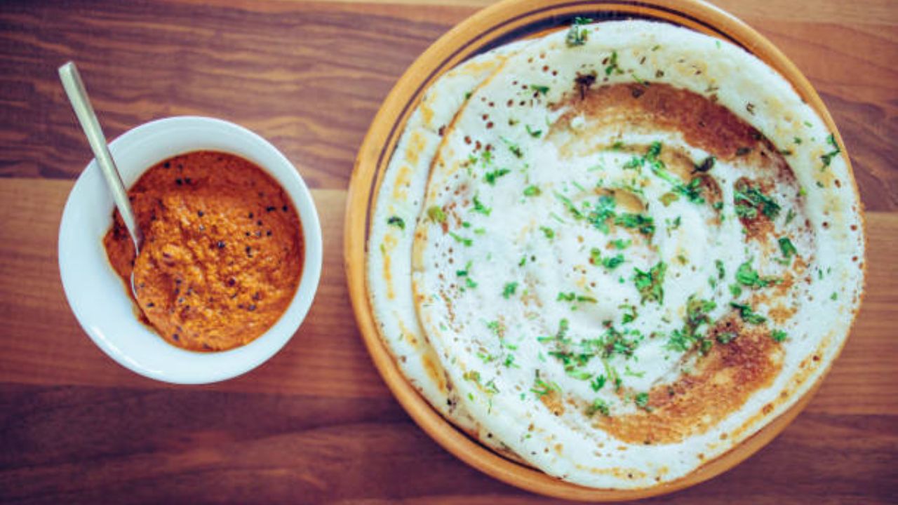 वाटीभर तांदळाच्या पिठाचा वापर करून सकाळच्या नाश्त्यात झटपट बनवा कुरकुरीत डोसा, खोबऱ्याच्या चटणीसोबत लागेल सुंदर