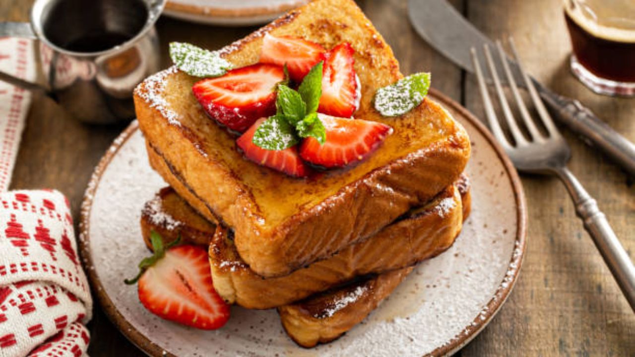 संध्याकाळच्या नाश्त्यात १० मिनिटांमध्ये झटपट बनवा Peanut Butter French Toast, कमीत कमी साहित्यात तयार होईल पदार्थ