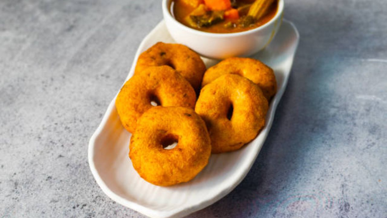 सकाळच्या नाश्त्यात शिल्लक राहिलेल्या ब्रेडपासून बनवा कुरकुरीत मेदुवडे, डाळ तांदूळ भिजत घालण्याचे टेन्शन होईल दूर