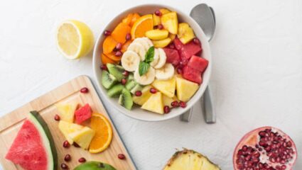 जेवणासोबत फळे खाणे योग्य आहे का? जाणून घ्या आयुर्वेदानुसार कोणत्या वेळी फळांचे सेवन करावे, अन्यथा उद्भवतील आतड्यांसंबंधित आजार