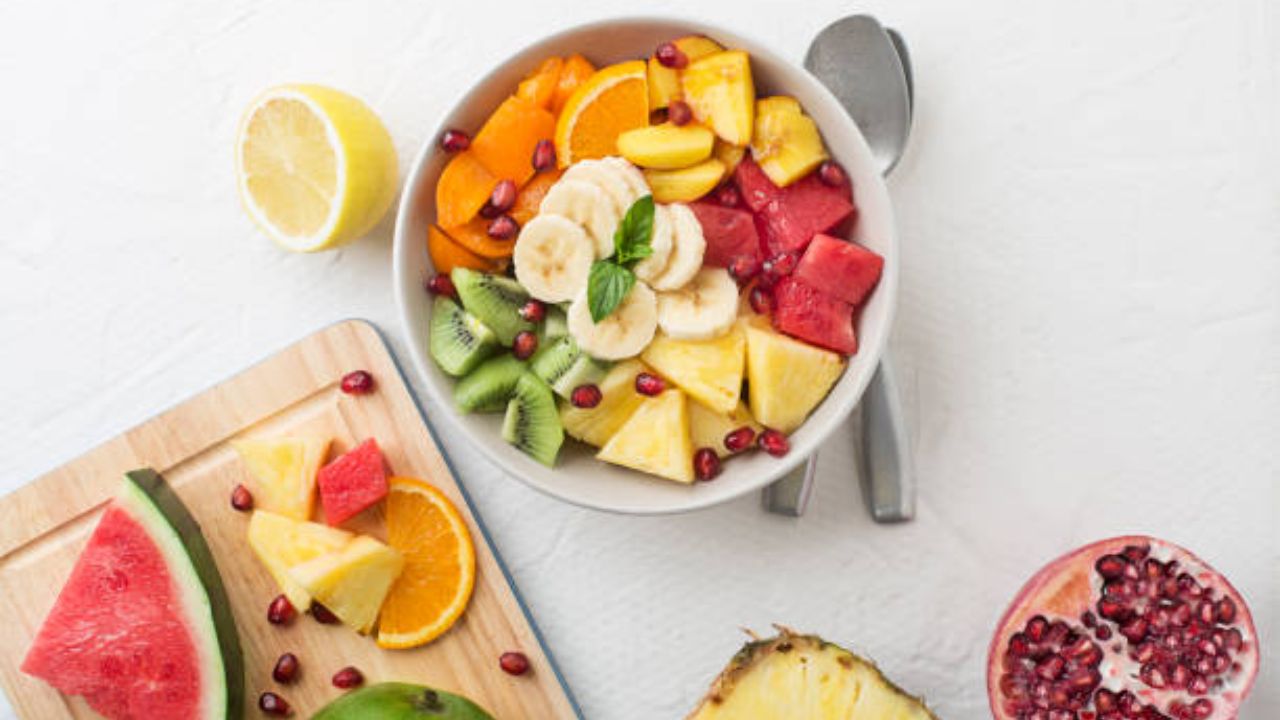 जेवणासोबत फळे खाणे योग्य आहे का? जाणून घ्या आयुर्वेदानुसार कोणत्या वेळी फळांचे सेवन करावे, अन्यथा उद्भवतील आतड्यांसंबंधित आजार