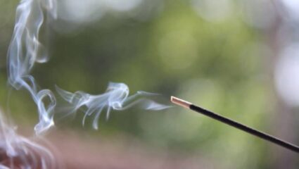 घरात प्रसन्न वातावरण ठेवण्यासाठी धूप अगरबत्ती लावताय! अगरबत्तीमुळे उद्भवू शकतो कॅन्सरसारख्या ‘या’ गंभीर आजारांचा धोका