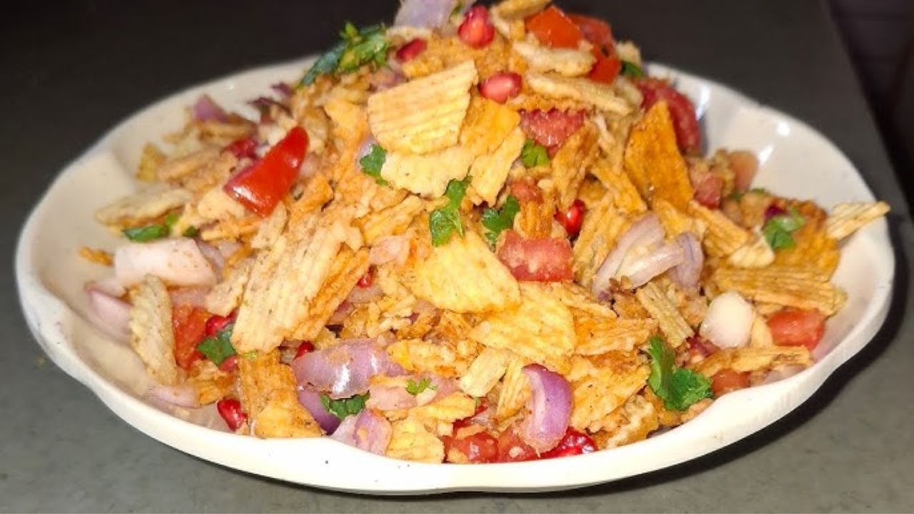 संध्याकाळच्या नाश्त्यात चटपटीत पदार्थ खाण्याची इच्छा झाल्यास झटपट बनवा वेफर्स चाट, ५ रुपयांच्या वेफर्सपासून बनवा भन्नाट रेसिपी