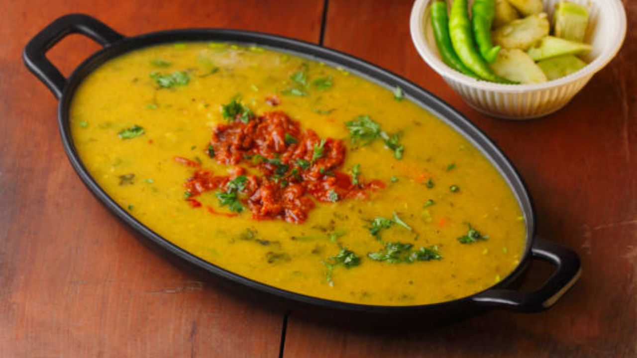 संध्याकाळच्या जेवणासाठी १० मिनिटांमध्ये बनवा पंजाबी स्टाईल दाल तडका, फोडणीच्या सुगंधाने लागेल भूक