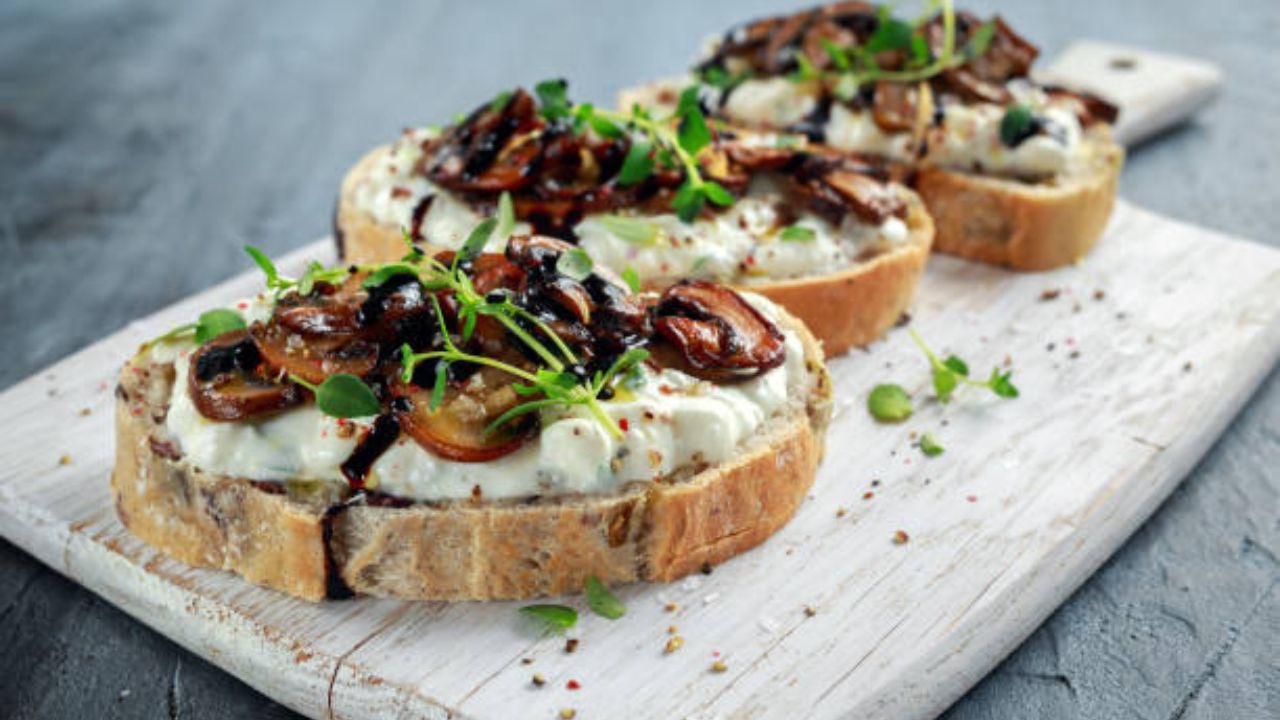 संध्याकाळच्या नाश्त्यात झटपट बनवा हेल्दी टेस्टी Mushroom Toast, प्रोटीनयुक्त पदार्थ सगळ्यांचं खूप जास्त आवडेल