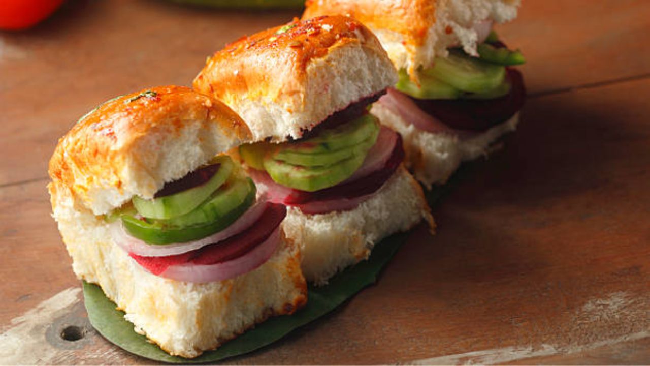 १० मिनिटांमध्ये नाश्त्यात बनवा मुंबई स्टाईल झणझणीत मसाला सँडविच पाव, घरातील सगळ्यांचं आवडेल पदार्थ