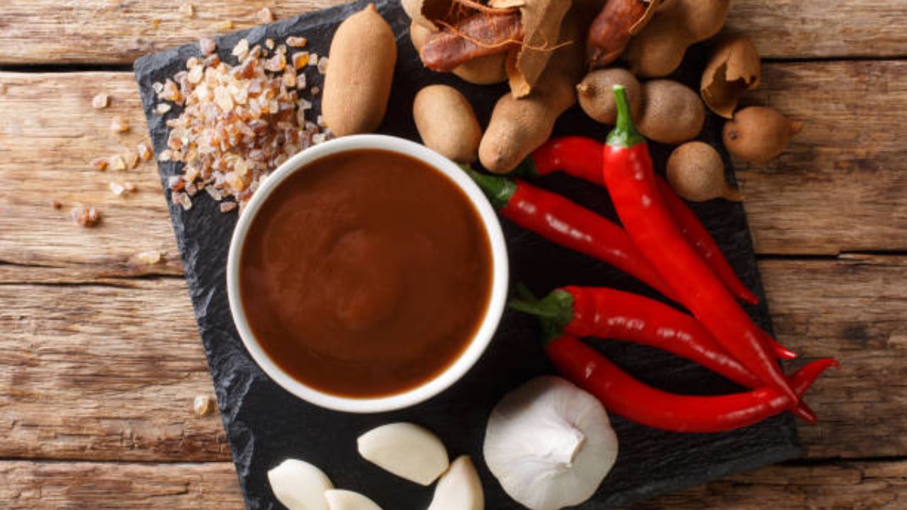 जेवणात तोंडी लावण्यासाठी झटपट बनवा आंबट गोड चवीची चिंच चटणी, २ ते ३ दिवस व्यवस्थित राहील टिकून