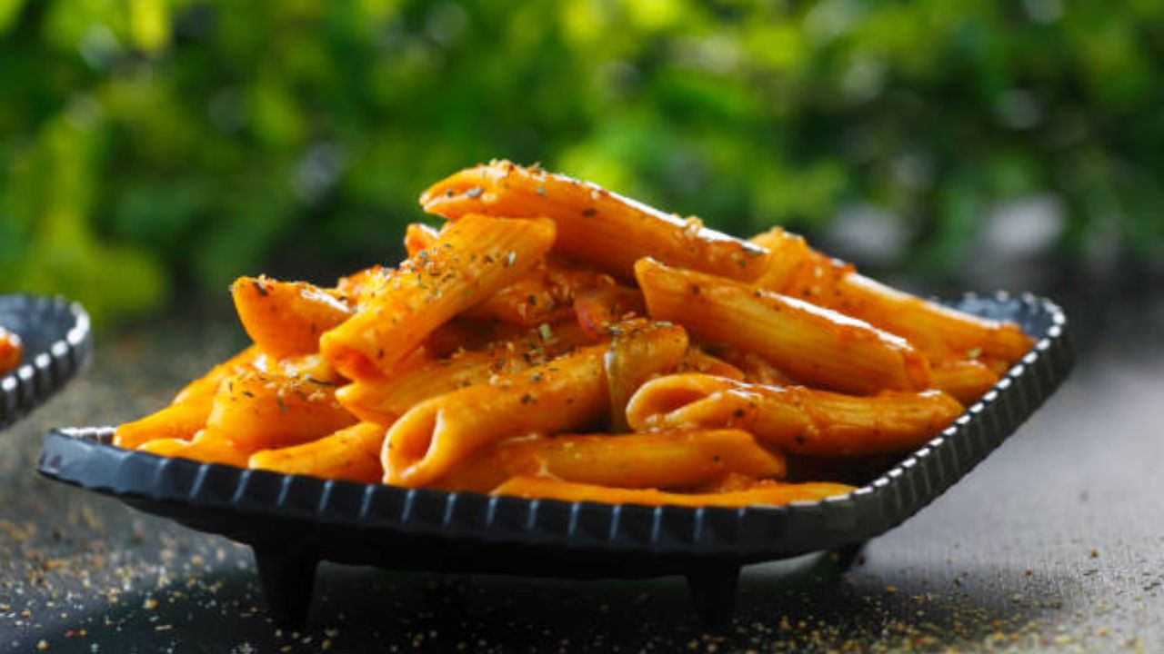 पास्ता बनवायला अवघड वाटतो? मग १५ मिनिटांमध्ये बनवा स्वादिष्ट Red Sauce Pasta, नोट करून घ्या रेसिपी