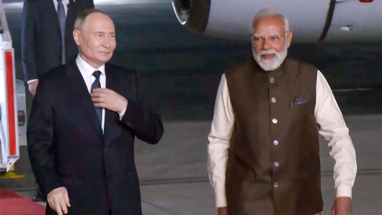 Putin in India: पुतिन यांचे दिल्लीत आगमन! पंतप्रधान मोदींनी गळाभेट घेऊन केले भव्य स्वागत, उद्या होणार द्विपक्षीय चर्चा