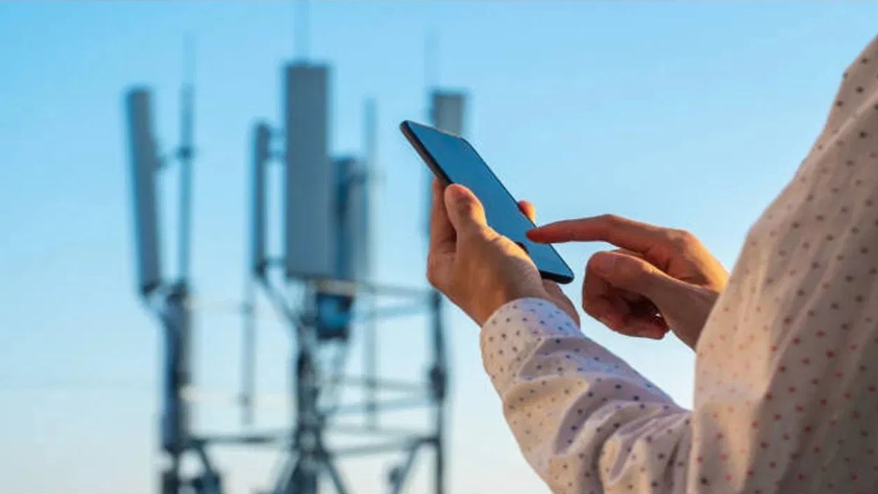 मोबाइल नेटवर्क कोलमडल्याने नागरिकांचे ऑनलाइन व्यवहार खोळंबले! (Photo Credit - X)