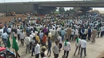 नाफेड खरेदी केंद्राच्या ‘कठीण अटीं’मुळे शेतकरी संतप्त; बाळापूर तालुक्यात रास्ता रोको आंदोलन