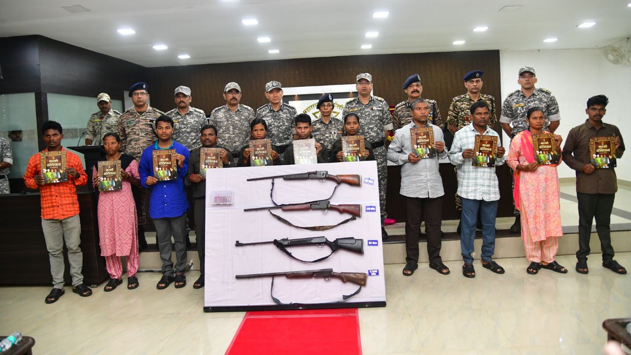 Gadchiroli Naxal Surrender: गडचिरोलीत मोठे यश! डीजीपी रश्मी शुक्लांसमोर ११ नक्षलवाद्यांचे आत्मसमर्पण