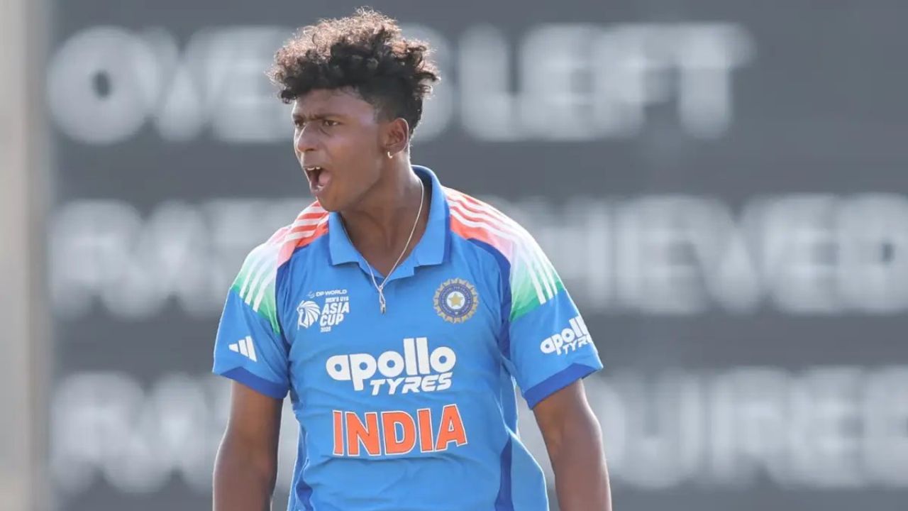 दीपेश देवेंद्रनने ग्रुप स्टेजमध्ये पाकिस्तानविरुद्ध शानदार गोलंदाजी केली. त्याने पाकिस्तानच्या टॉप ऑर्डरला उध्वस्त केले. त्याने सात षटकांत फक्त १६ धावा देत तीन विकेट्स घेतल्या. स्पर्धेत आतापर्यंत खेळल्या गेलेल्या चार सामन्यांमध्ये त्याने ११ विकेट्स घेतल्या आहेत.