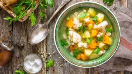 वाढत्या थंडीत सकाळच्या नाश्त्यासाठी बनवा गरमागरम मिक्स व्हेज सूप! सर्दी खोकल्यापासून मिळेल कायमची सुटका