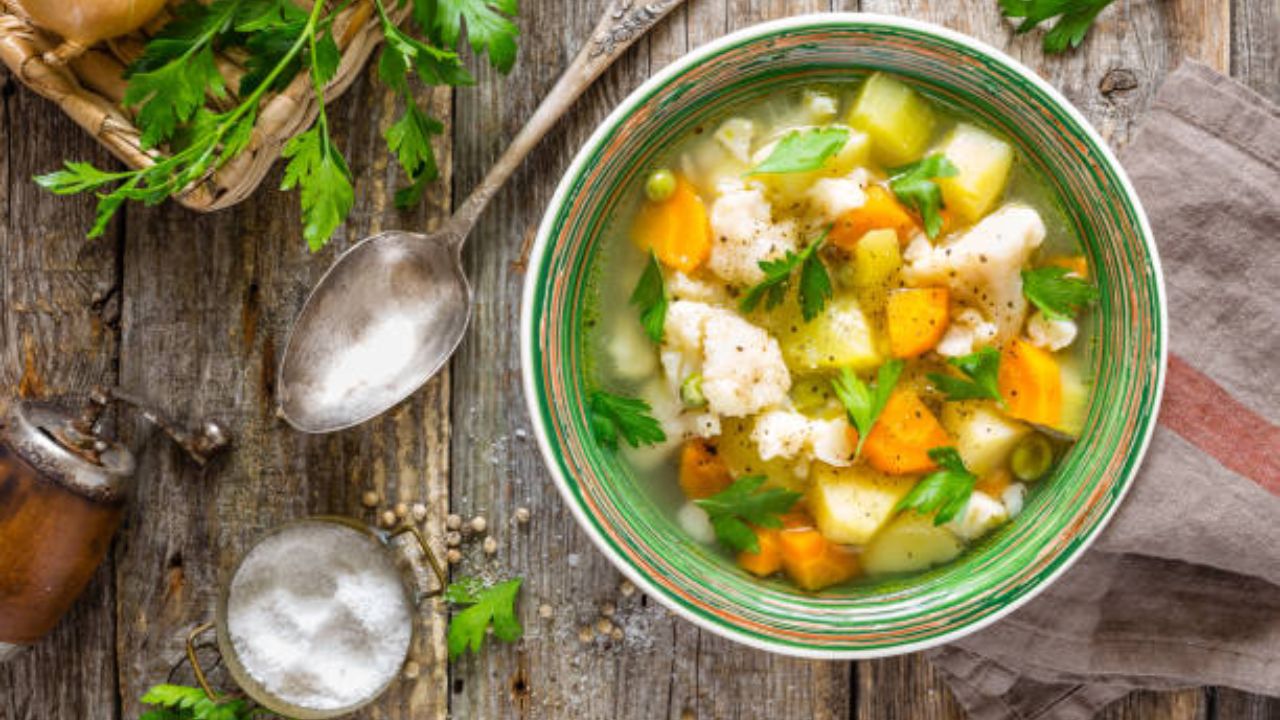 वाढत्या थंडीत सकाळच्या नाश्त्यासाठी बनवा गरमागरम मिक्स व्हेज सूप! सर्दी खोकल्यापासून मिळेल कायमची सुटका